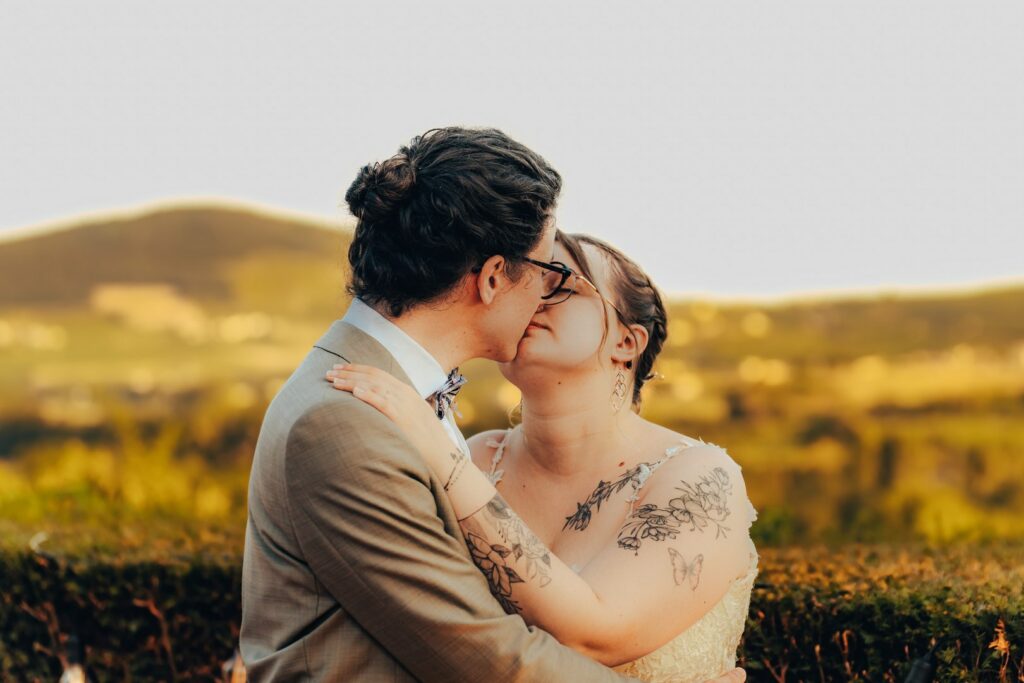 Portrait de couple, séance photo - Mariage dans le Beaujolais Mariés échangeant un baiser en extérieur