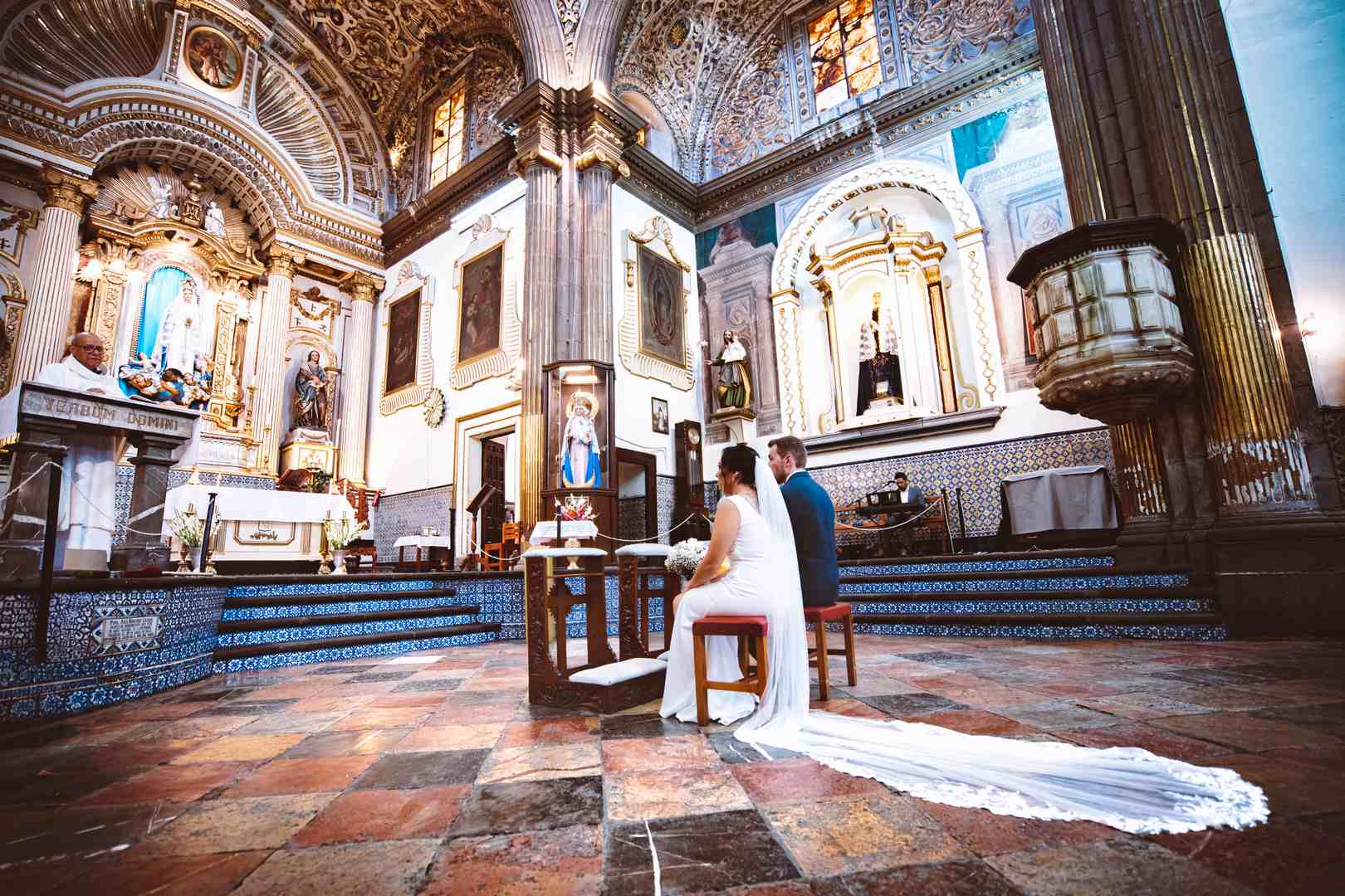 Mariage à l’église avec les mariés échangeant leurs vœux devant l’autel