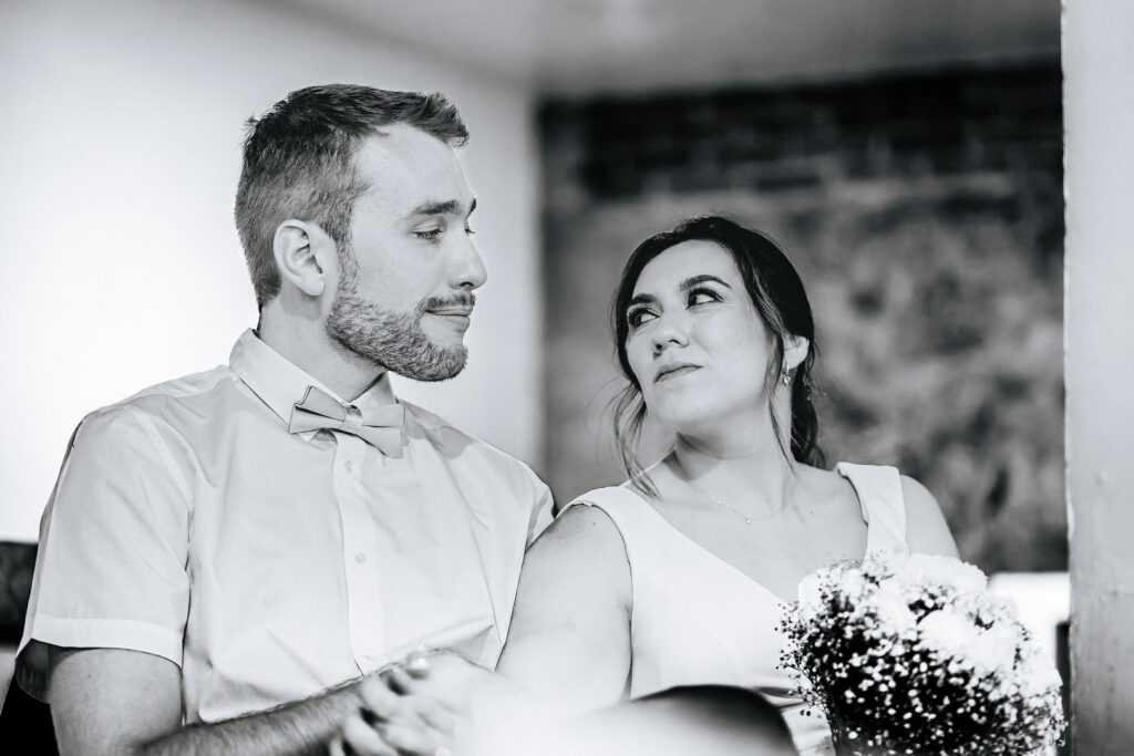 Un portrait en noir et blanc révélant l’émotion pure et la profondeur des regards