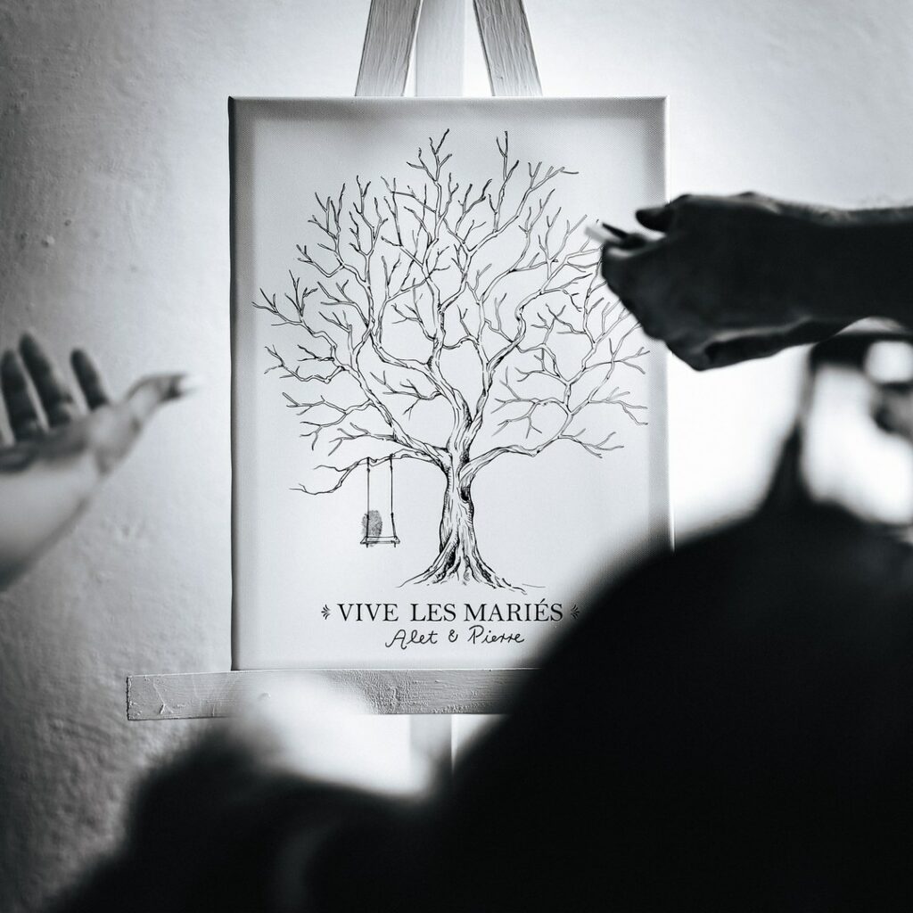 L'arbre symbolique où mariés et invités laissent leurs empreintes