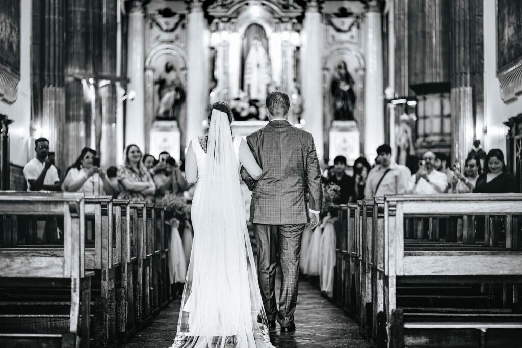 La mariée se dirige vers l'autel au bras de son père