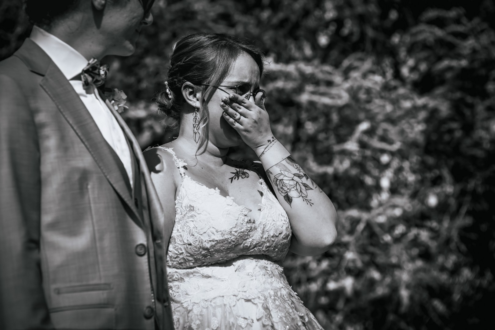 La photographie de mariage en noir & blanc Mariée émue photographiée en noir et blanc pendant son mariage