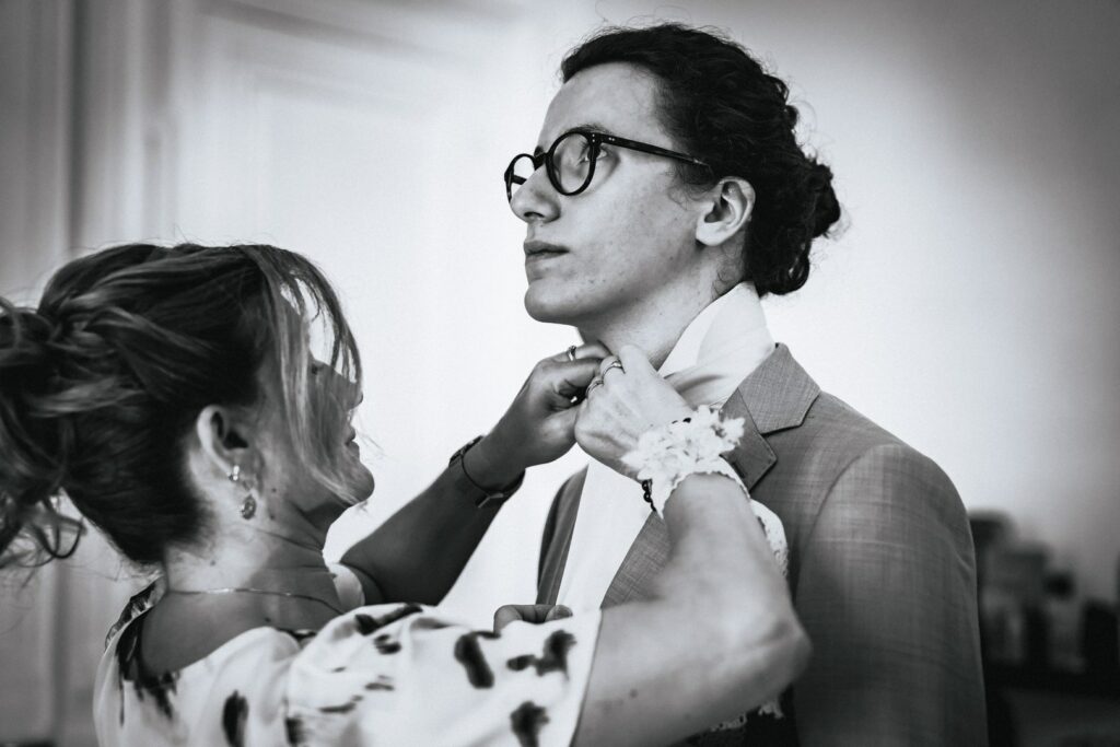 La mère de la mariée noue son nœud de papillon