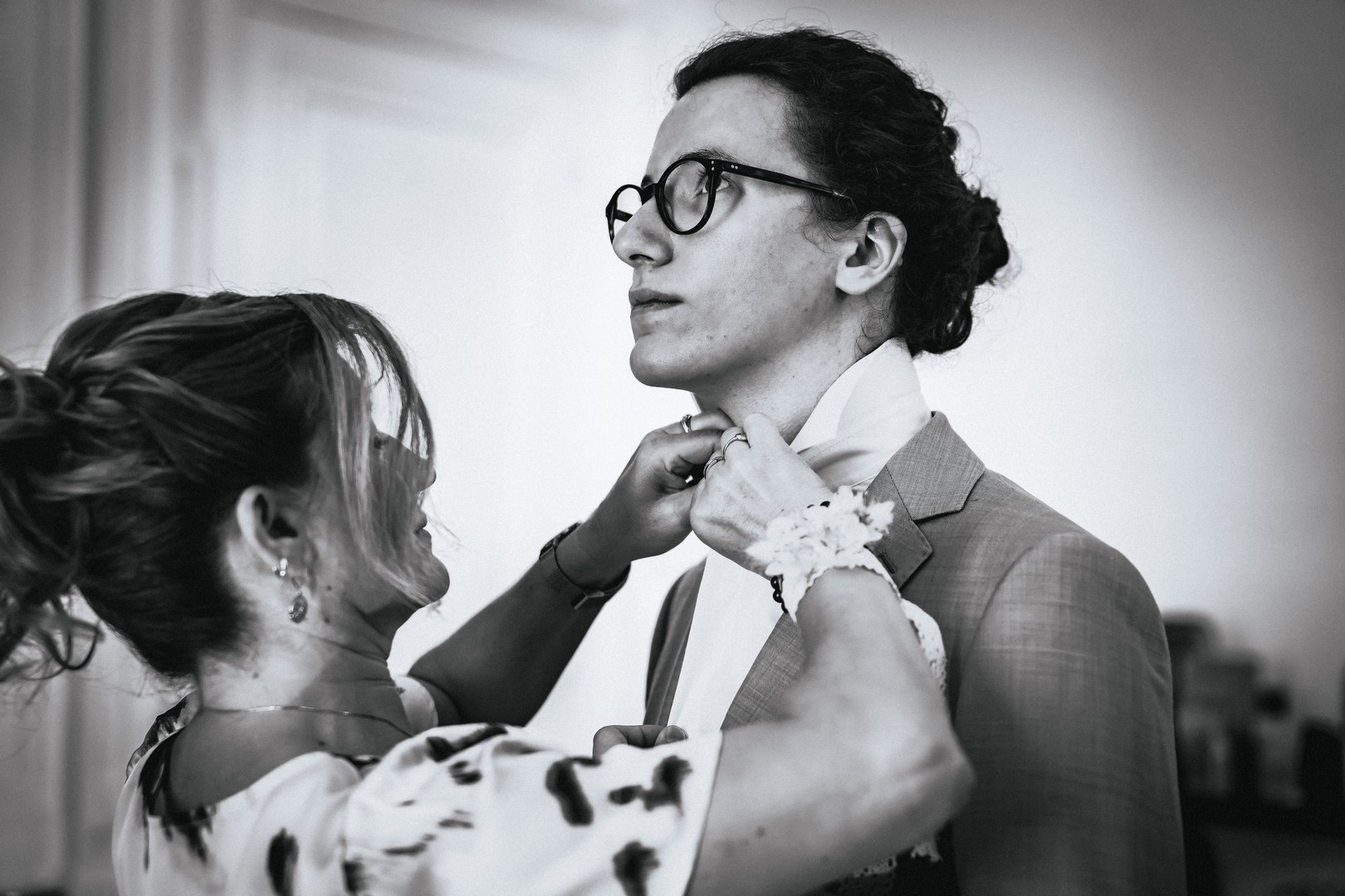 La photographie de mariage en noir & blanc Photo en noir et blanc du marié pendant les préparatifs