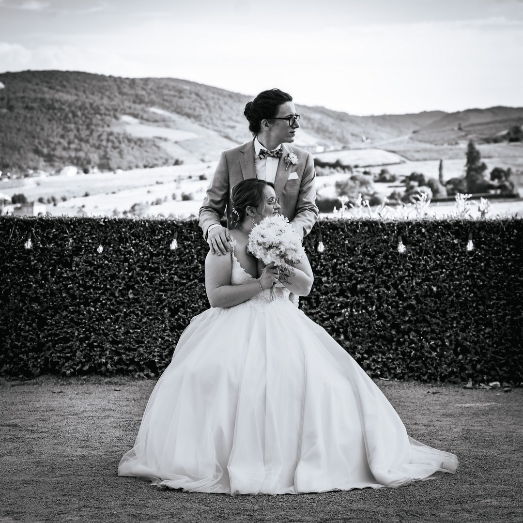 La photographie de mariage en noir & blanc Photo de mariage en noir et blanc d’un couple de mariés dans un paysage vallonné
