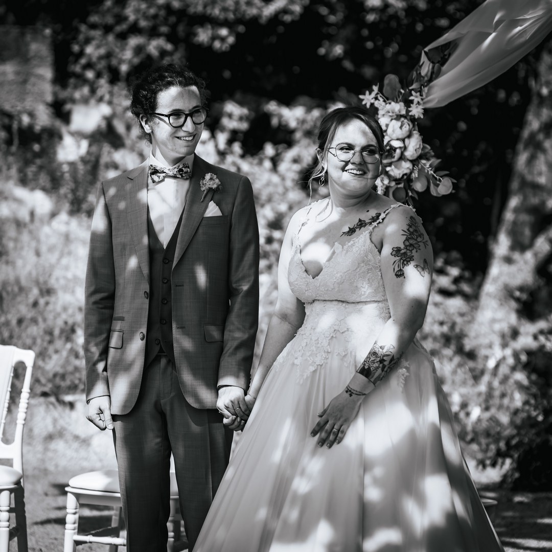 La photographie de mariage en noir & blanc Portrait en noir et blanc des mariés durant la cérémonie
