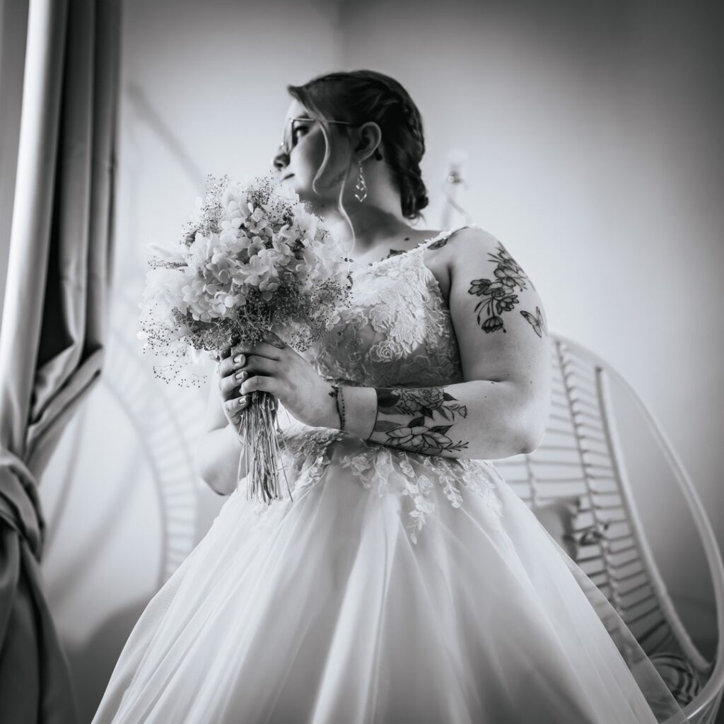 Le portrait de la mariée en monochrome Portrait de mariée en noir et blanc avec son bouquet de fleurs