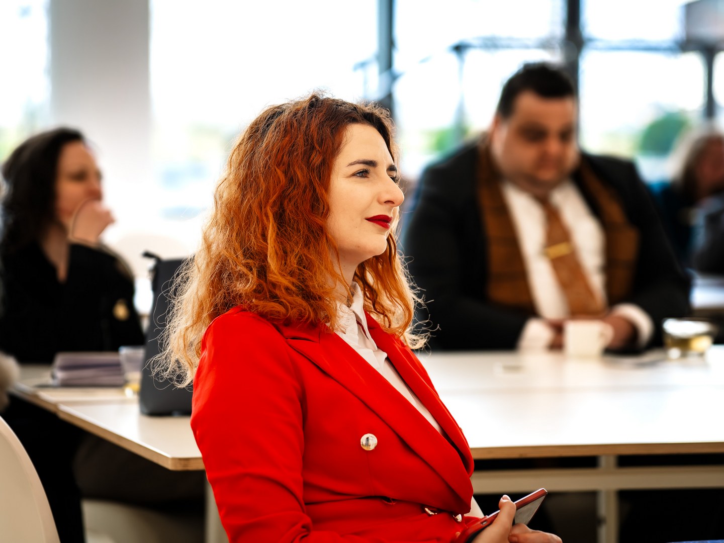 Participante attentive pendant une conférence professionnelle