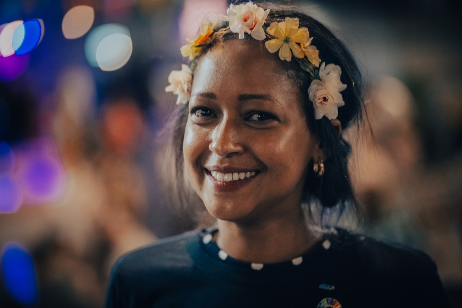 Participante souriante lors d’un évènement corporate