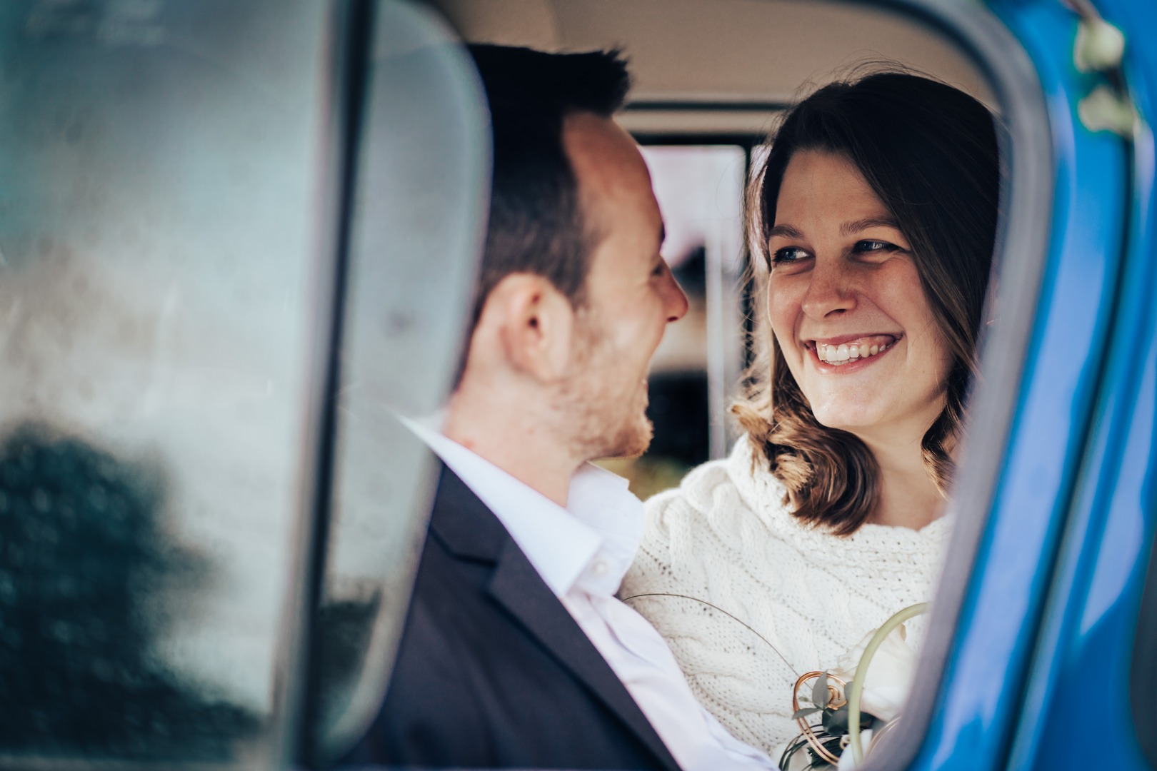 Portrait en duo d'un couple riant ensemble en extérieur