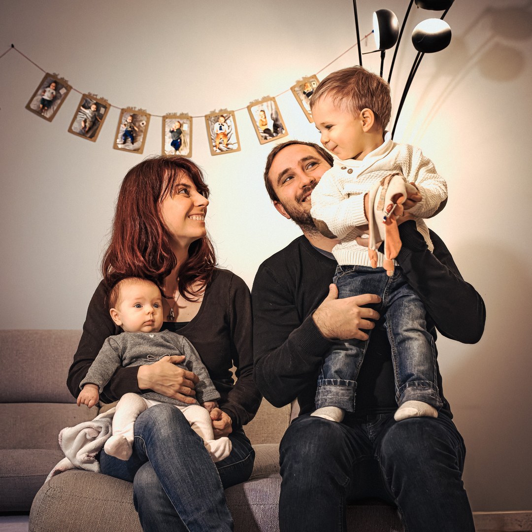 Famille réunie pour une séance photo à domicile