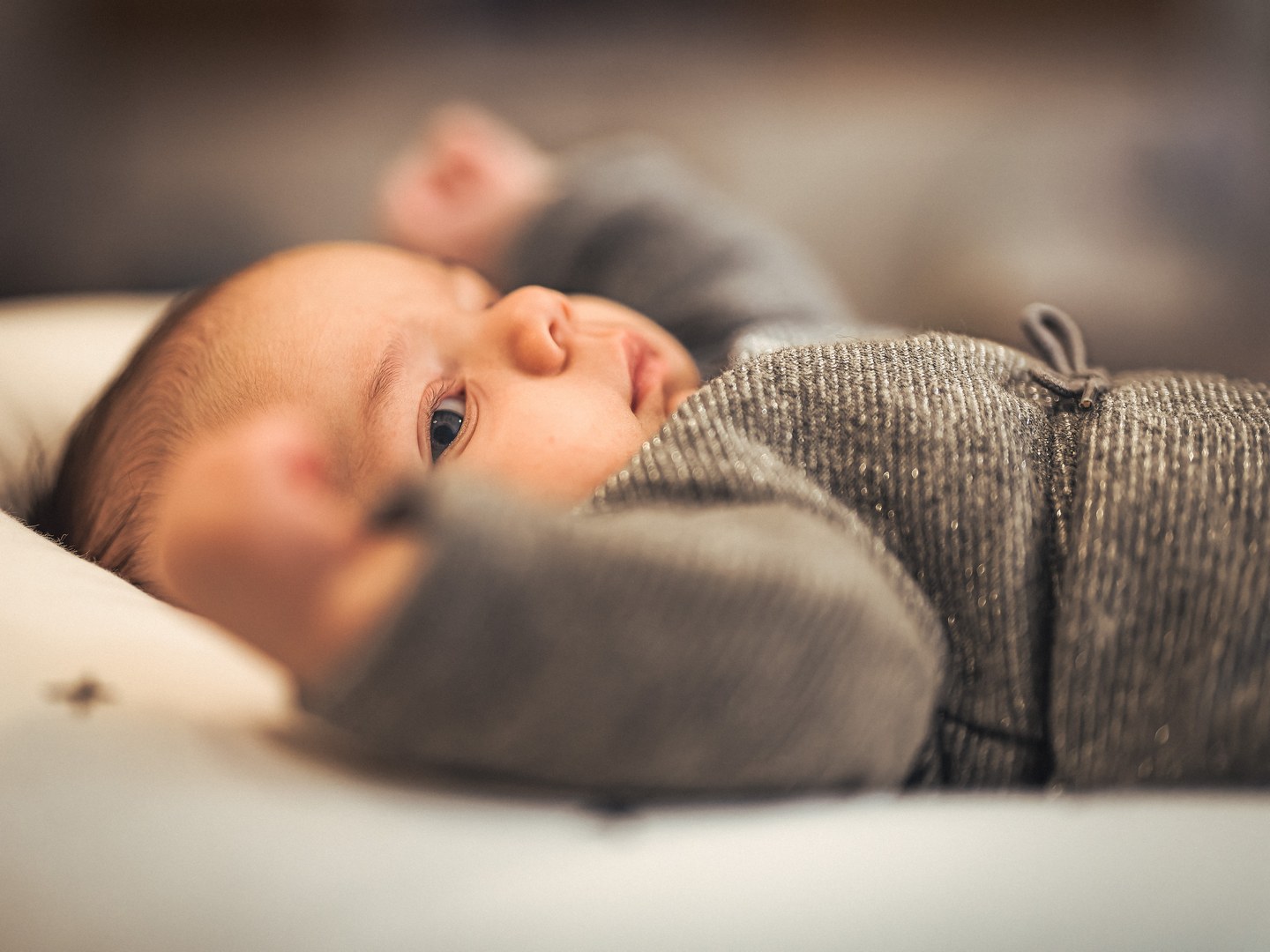 Bébé allongé sur le dos pendant une séance photo