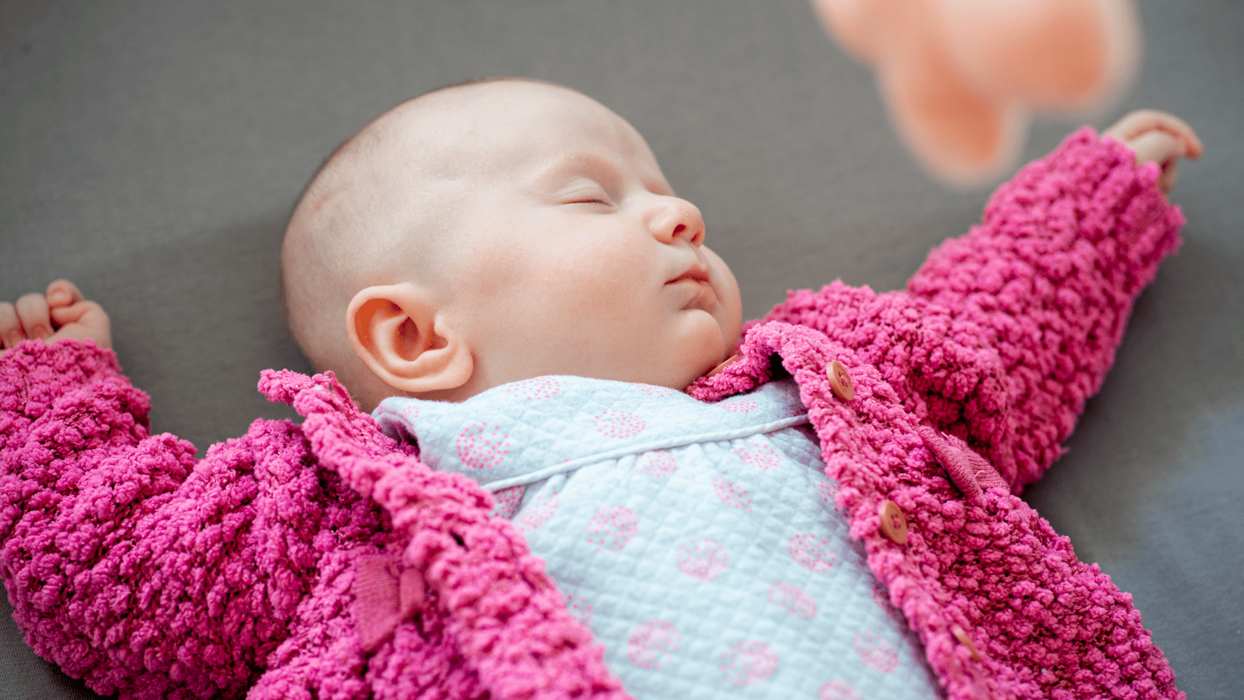Bébé dormant paisiblement emmitouflé dans un gilet doux