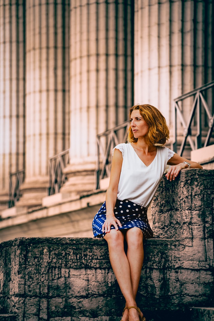 Femme photographiée dans un décor architectural urbain lors d’un shooting à Lyon