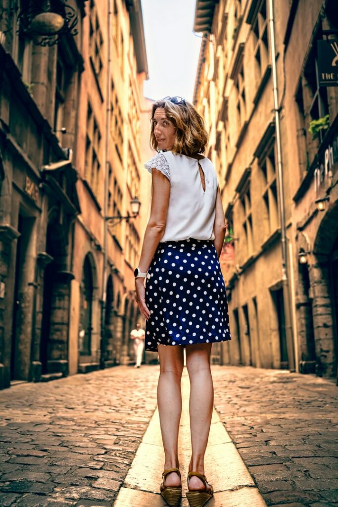 Les lignes des façades et l’architecture encadrent le portrait avec force.