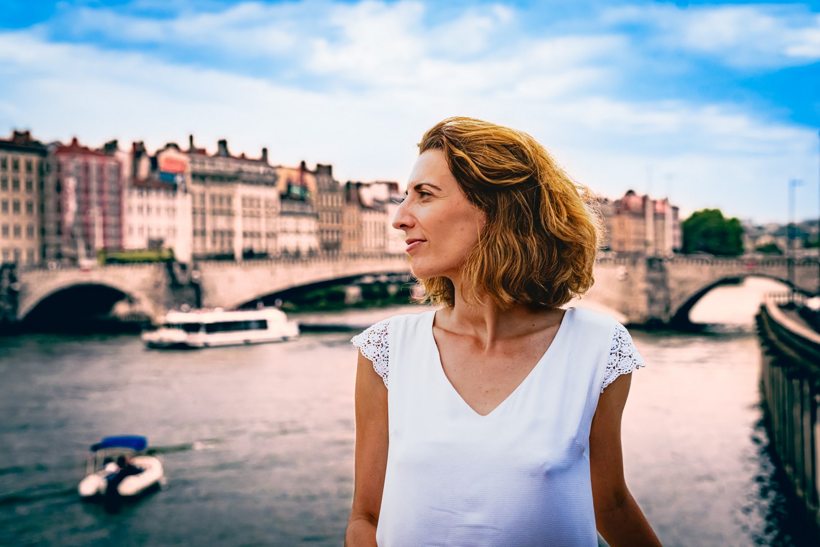 Femme posant devant une architecture urbaine à Lyon lors d’un shooting photo