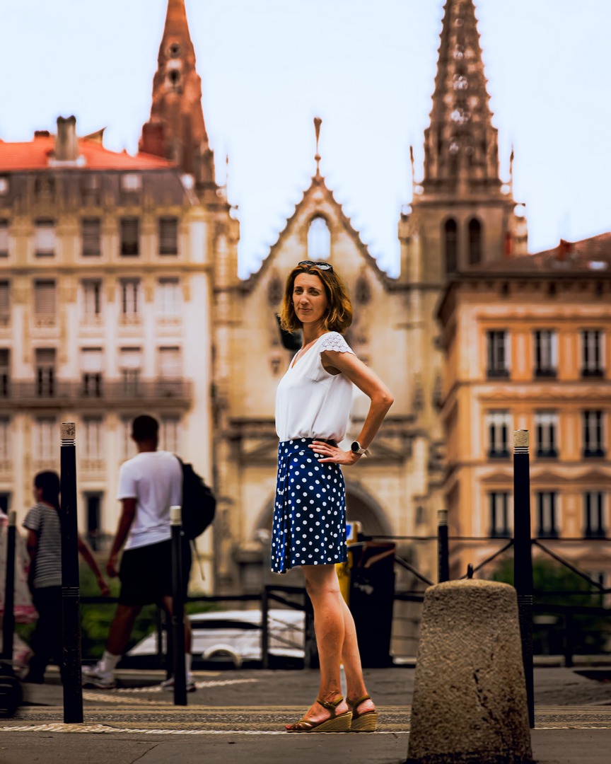 Femme en mouvement photographiée dans un environnement urbain à Lyon