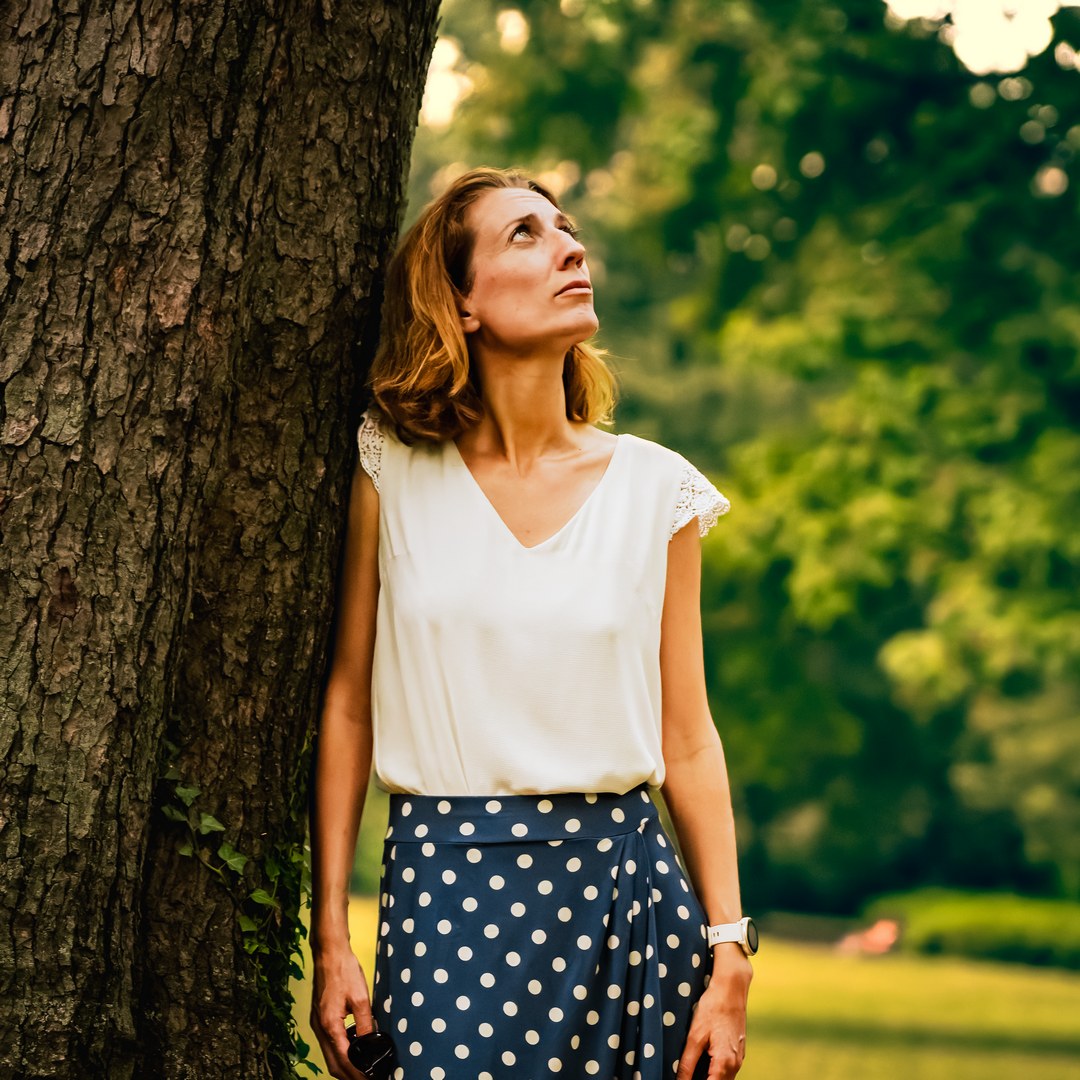 Portrait d’une femme dans un décor naturel et végétal à Lyon