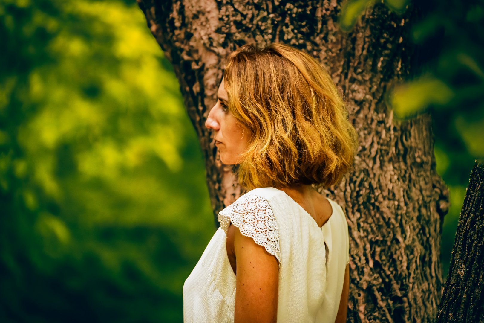 Femme photographiée dans un cadre végétal avec une lumière naturelle