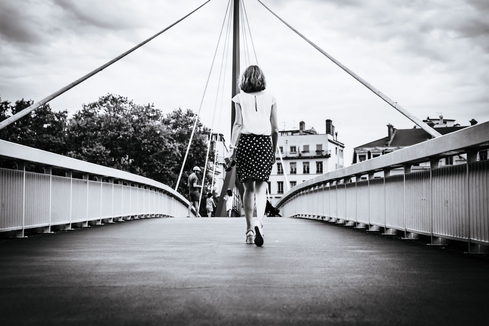 Portrait d’une femme intégré dans une composition avec les lignes de l’architecture urbaine lyonnaise