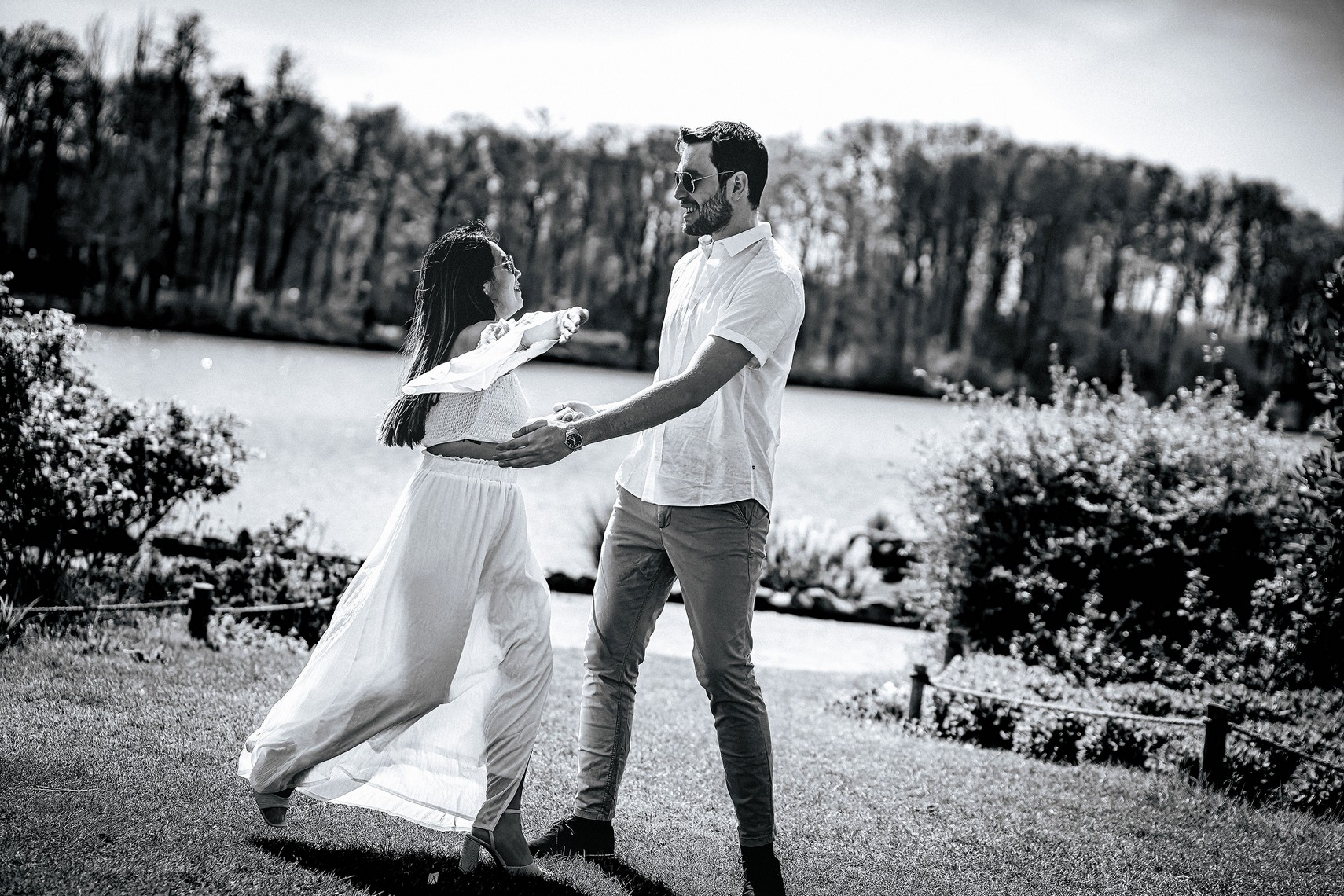 Couple dansant au bord d’un lac lors d’une séance photo