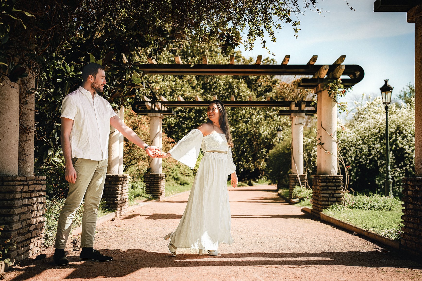 Couple marchant ensemble dans un jardin au Parc de la Tête-d'Or