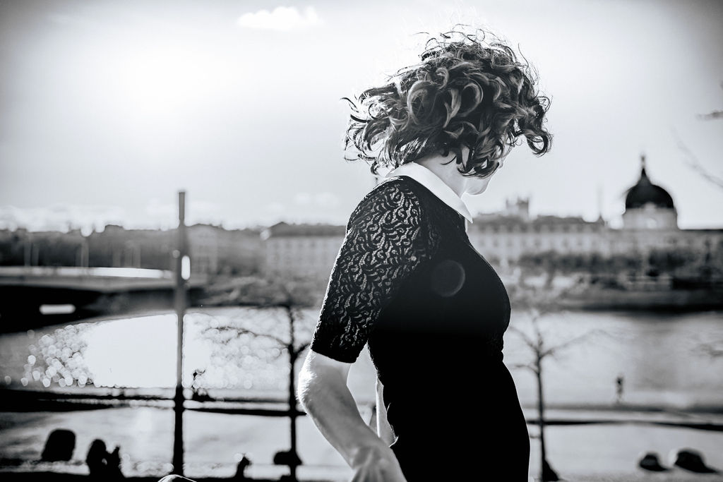 Portrait de femme en noir et blanc Femme photographiée de profil au bord de l’eau