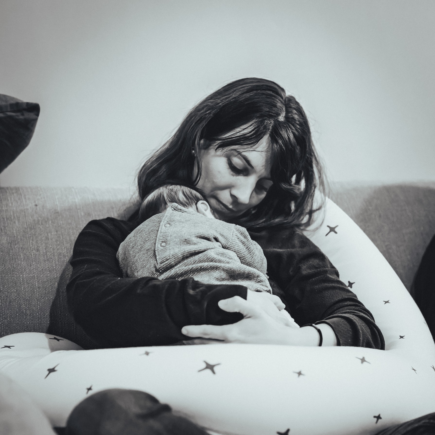 Maman tenant son bébé dans ses bras à la maison