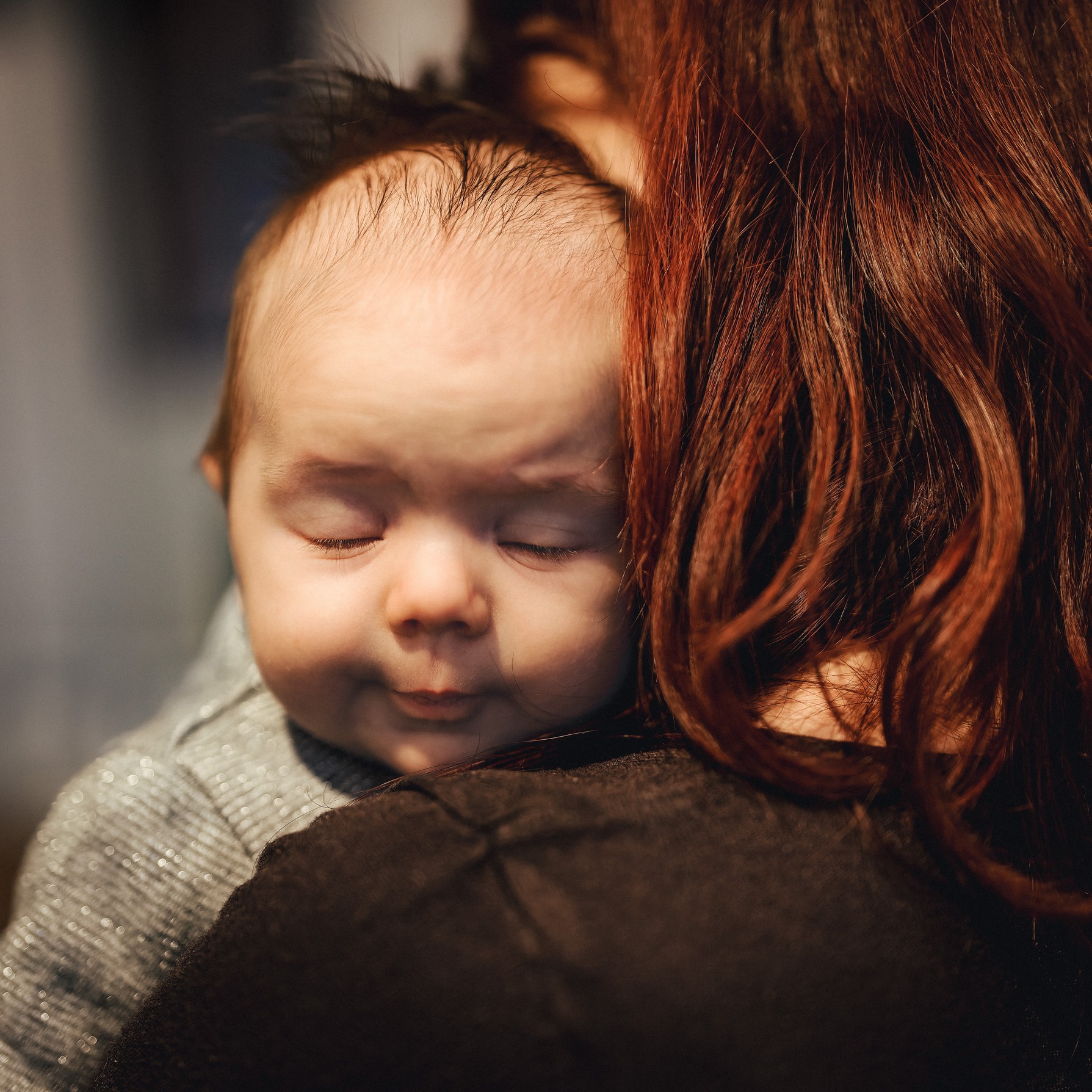 Bébé blotti contre sa maman pendant une séance photo