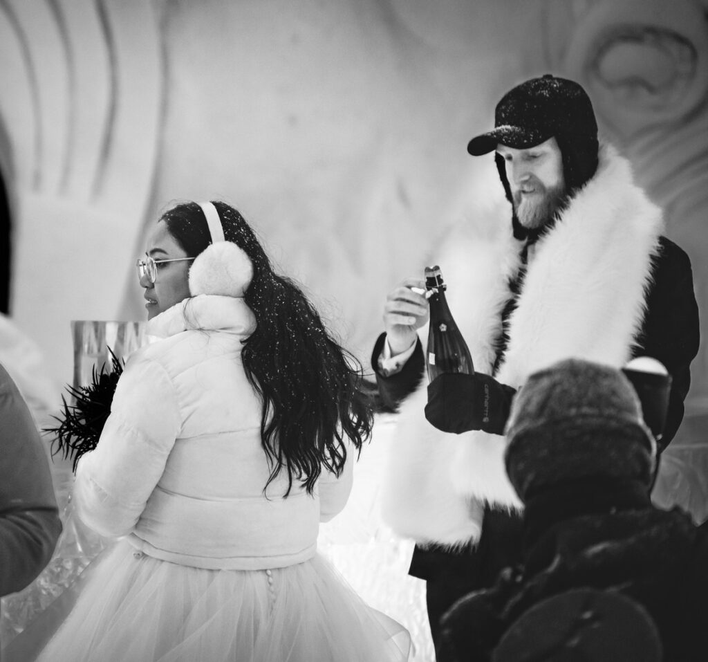 Reportage photo - Mariage au Canada Mariés réunis lors d’une célébration en extérieur