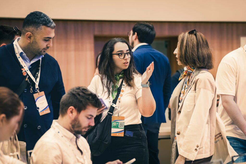 Participants échangeant lors d’un évènement professionnel