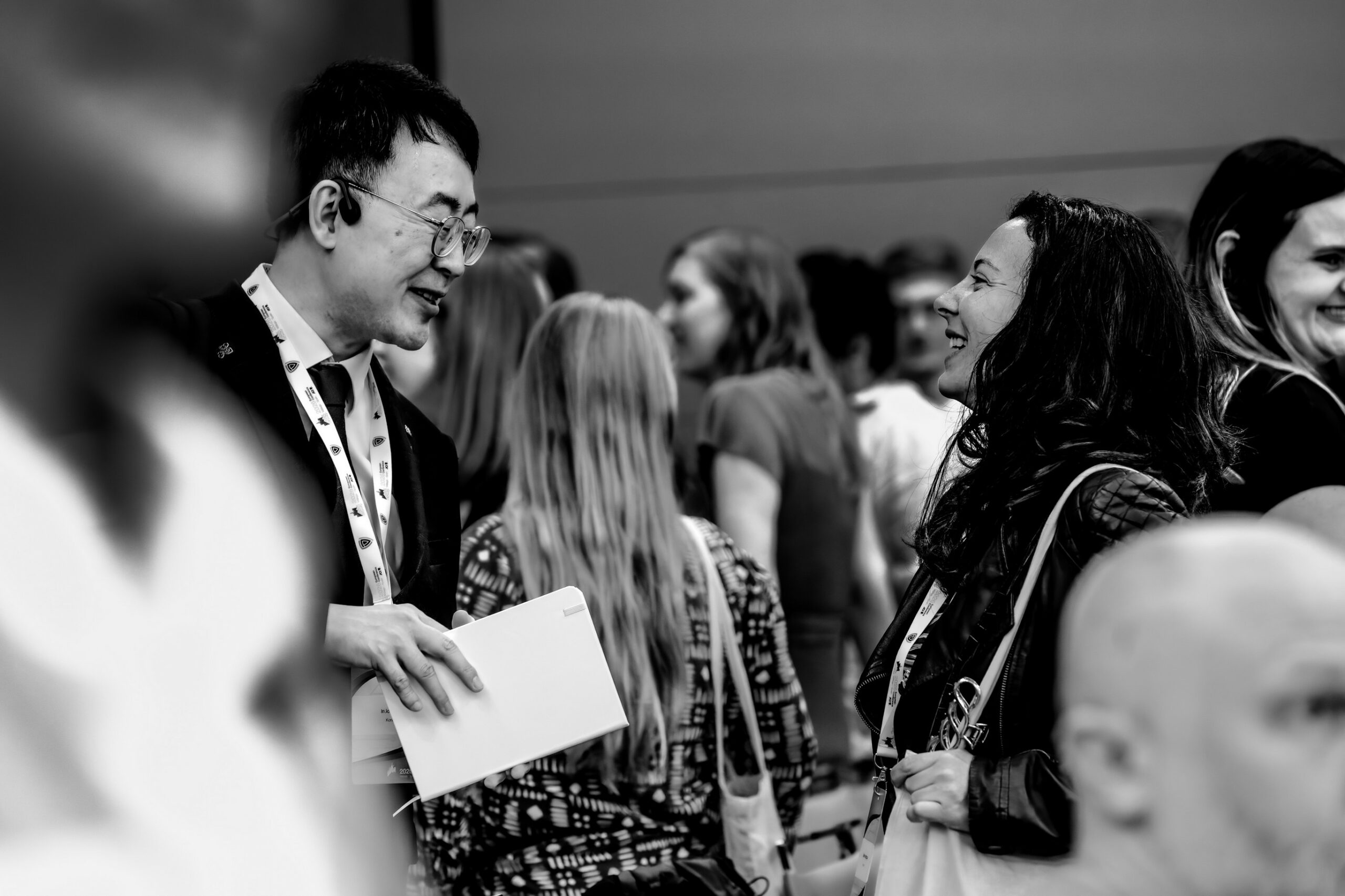 Participants échangeant lors d’un évènement professionnel