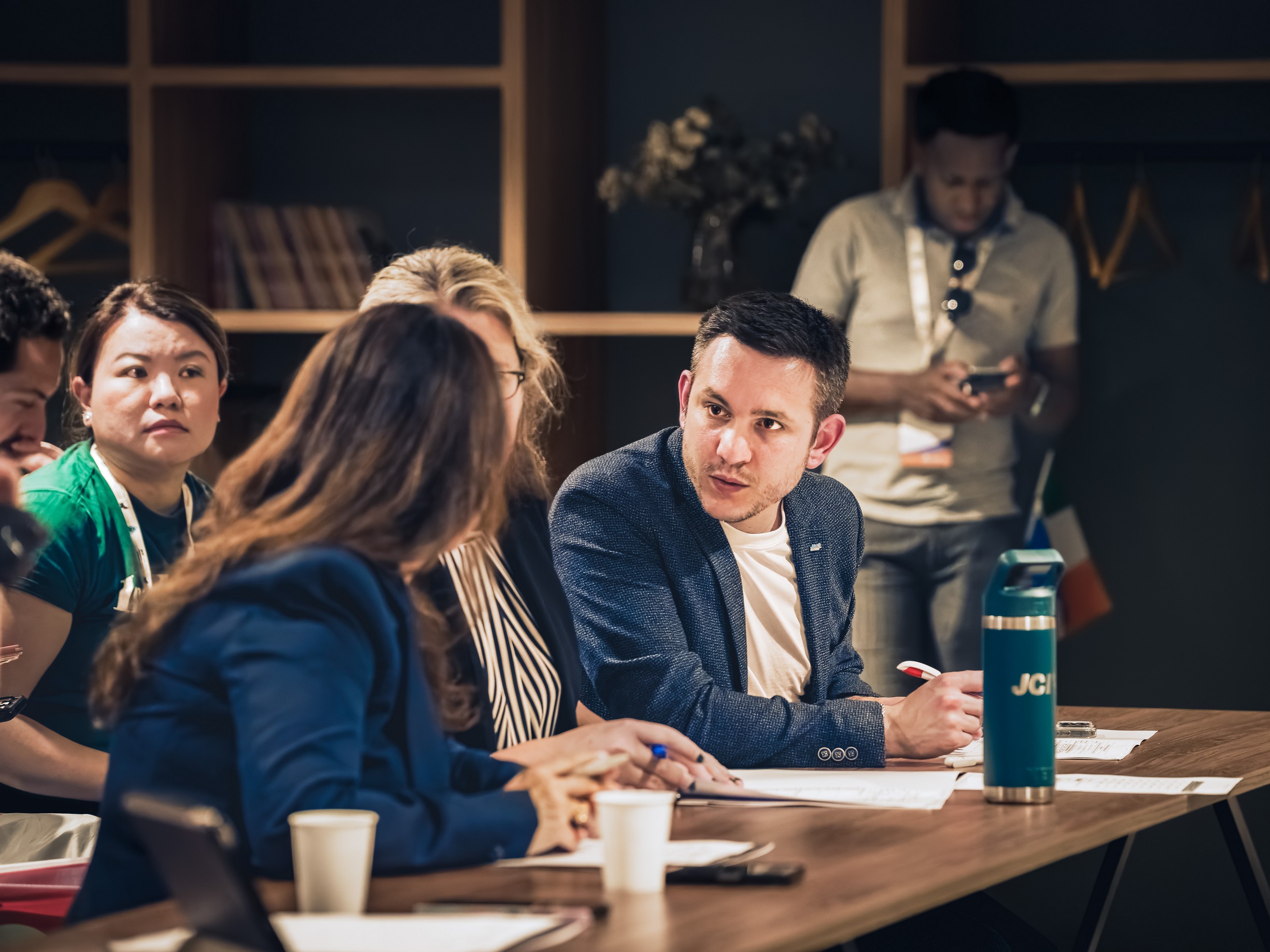 Participants échangeant autour d’une table lors d’un atelier professionnel