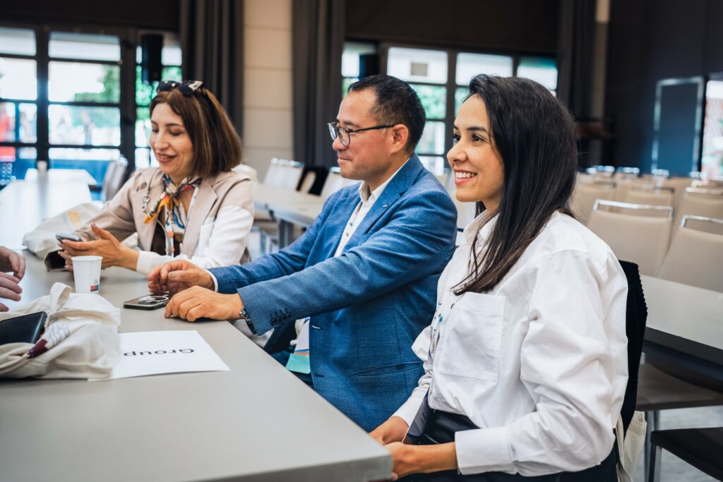 Collaborateurs qui échangent entre eux lors d'un évènement d'entreprise