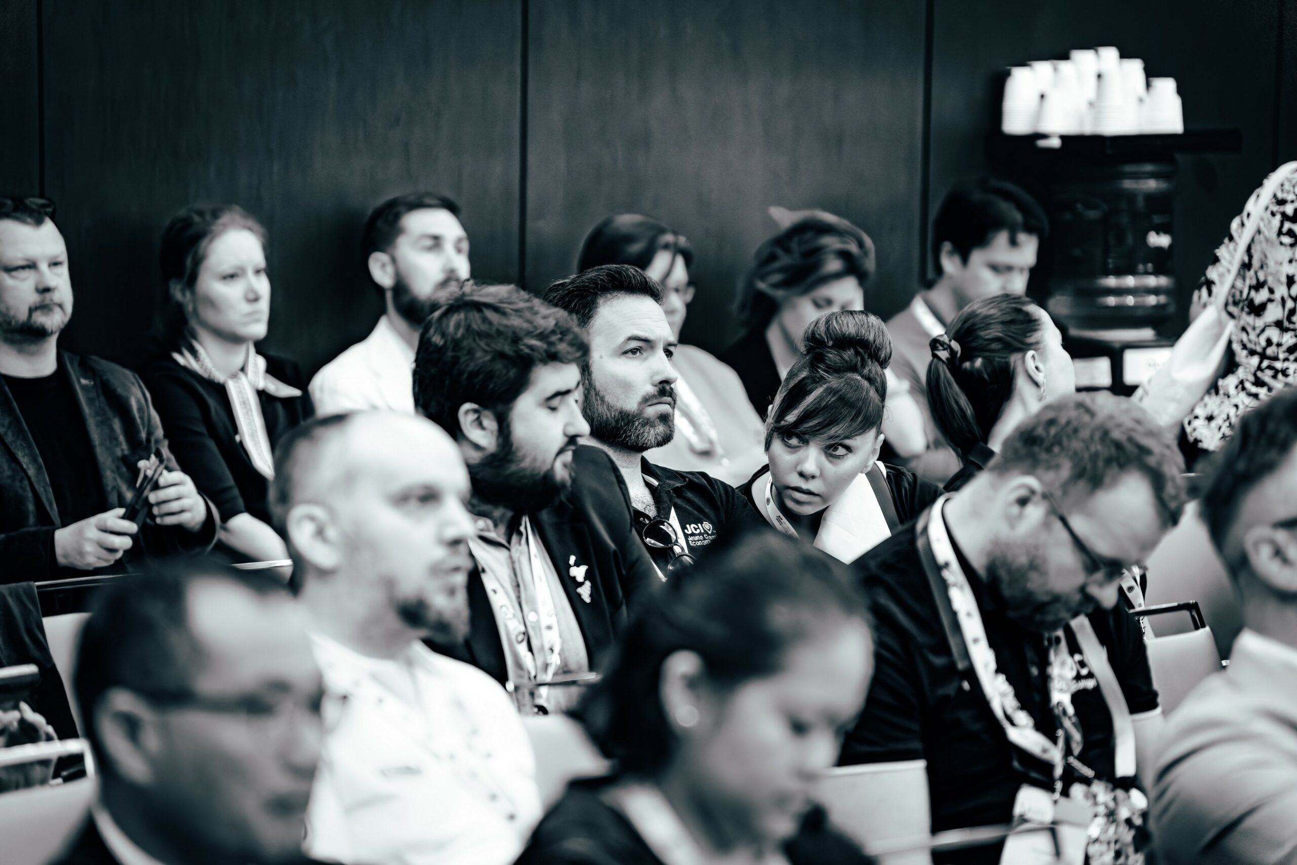 Participants attentifs pendant une intervention lors d’un évènement professionnel