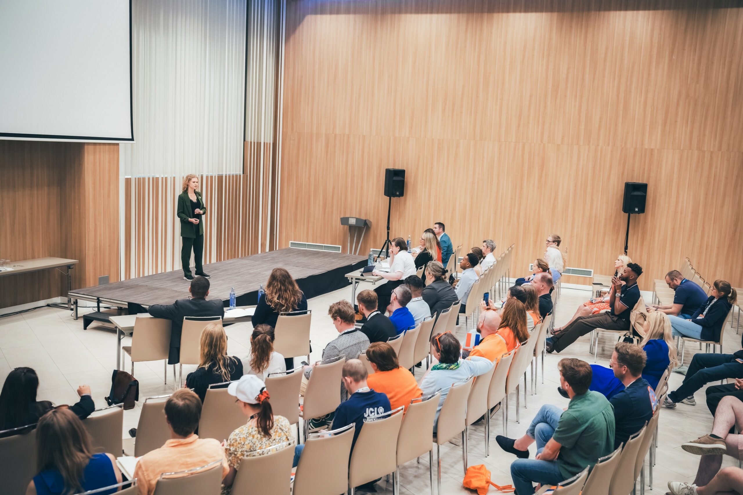 Public assistant à une conférence dans une salle de congrès
