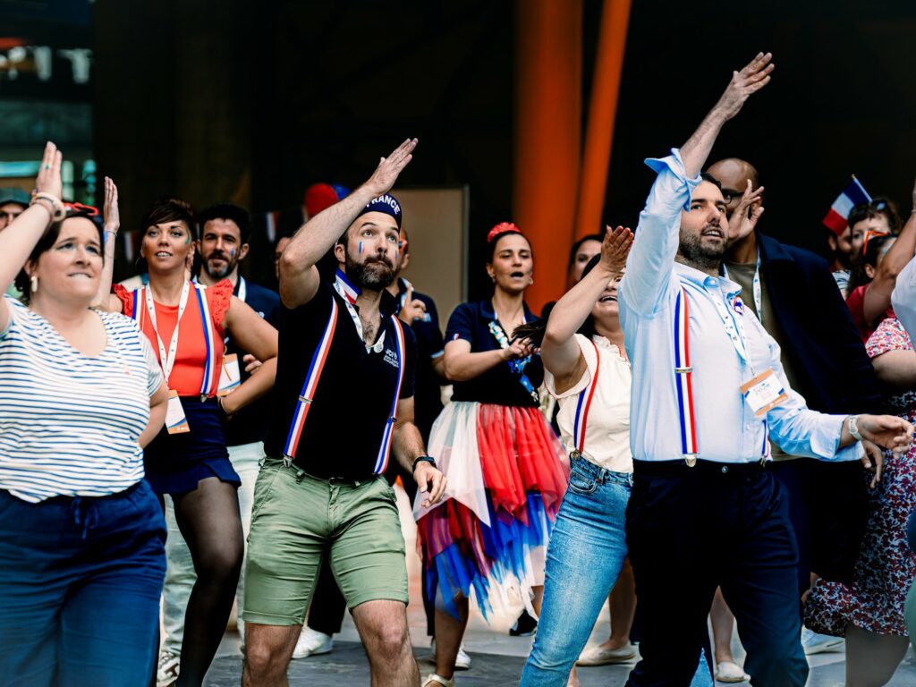 Participants qui exécutent une chorégraphie tous ensemble lors d'un évènement associatif