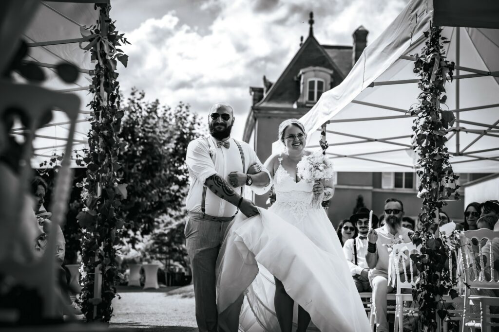 L'entrée de la mariée Mariée photographiée en noir et blanc lors de son entrée à la cérémonie