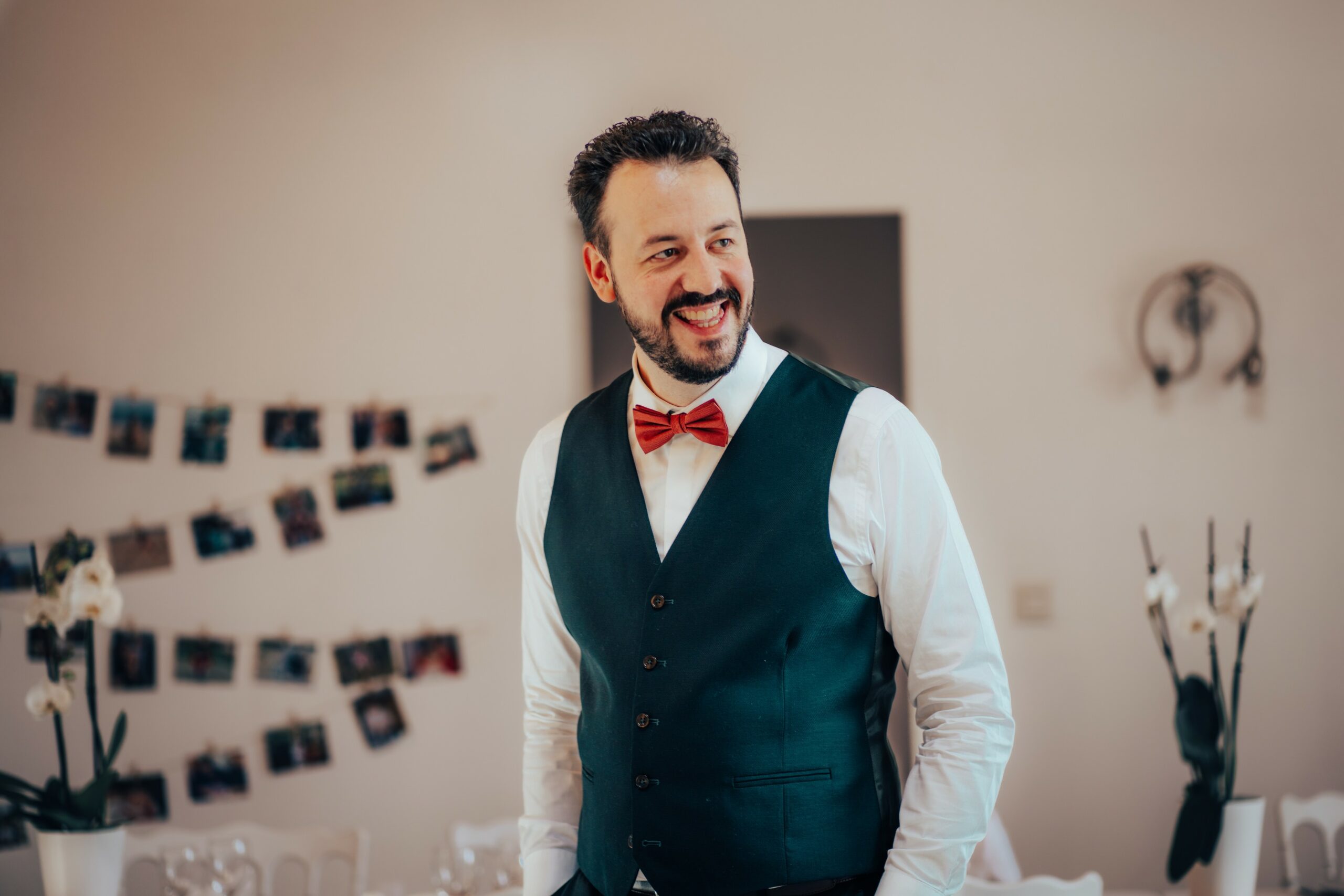 Marié souriant pendant la journée de mariage