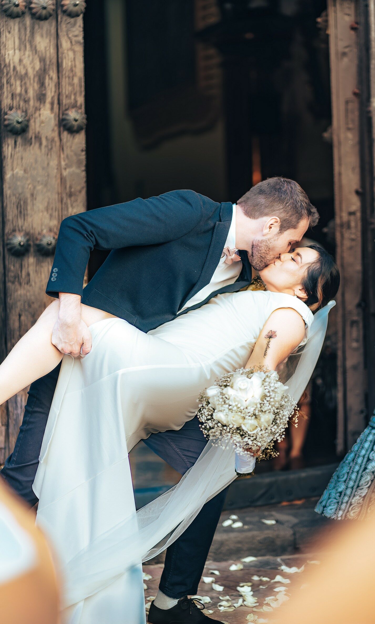 Marié portant la mariée dans ses bras pendant un baiser