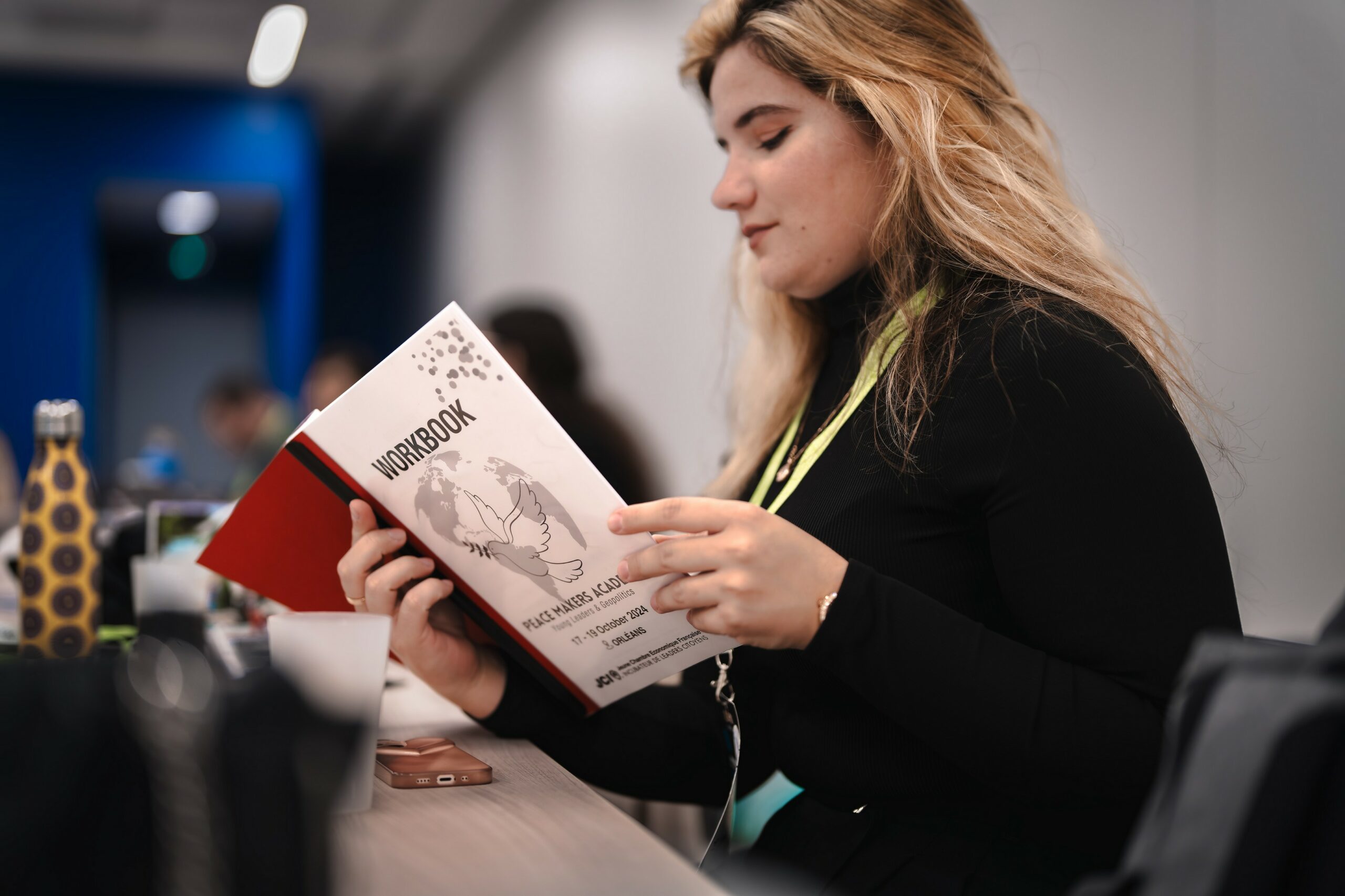 Participante qui prend connaissance du programme de la Peace Makers Academy